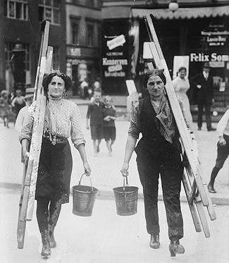 http://www.historyplace.com/worldhistory/firstworldwar/www-325-ger-women-wash.jpg